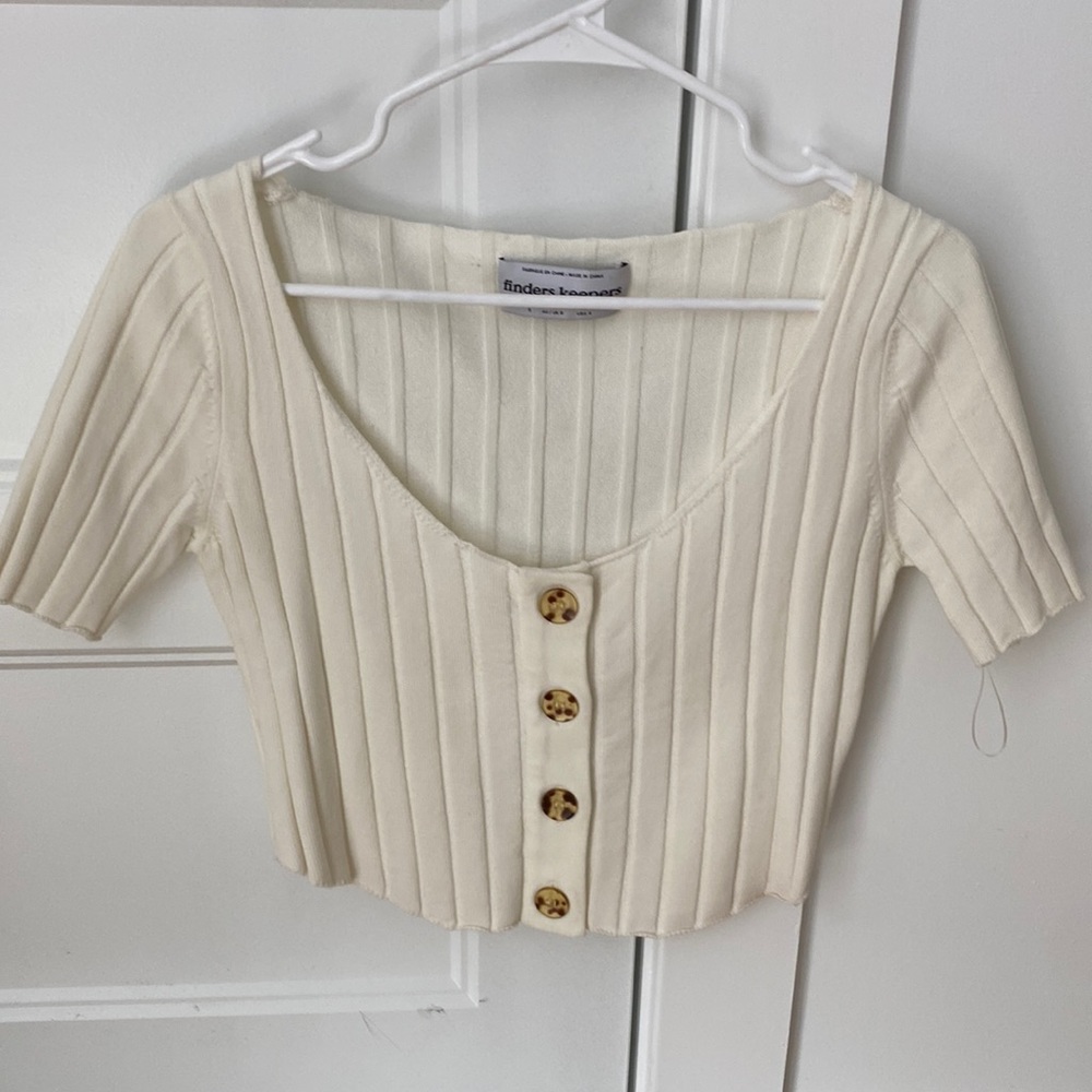 FINDERS KEEPERS RIB KNIT BUTTON FRONT CROP TOP IN SIZE SMALL